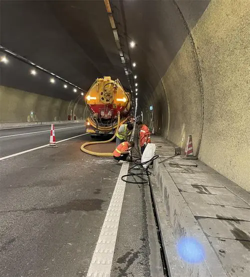 干驿镇隧道排水渠清淤